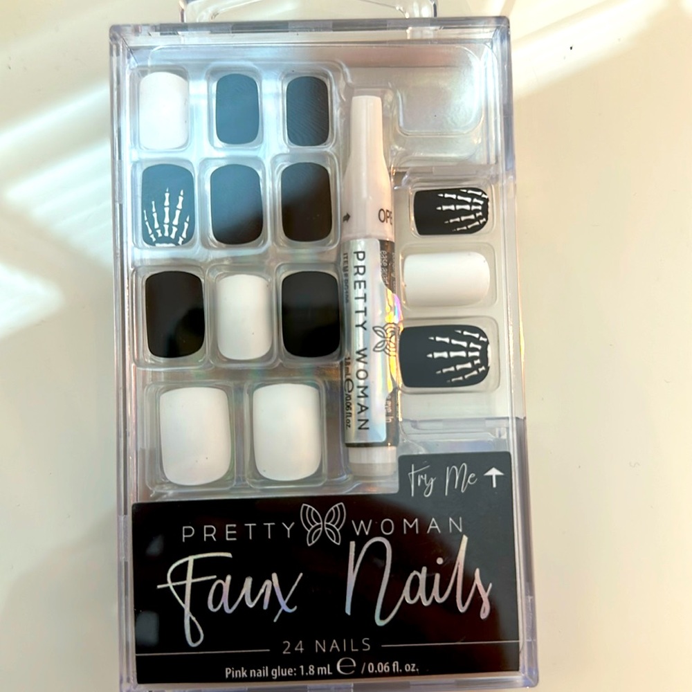 Pretty Woman Glue on nails